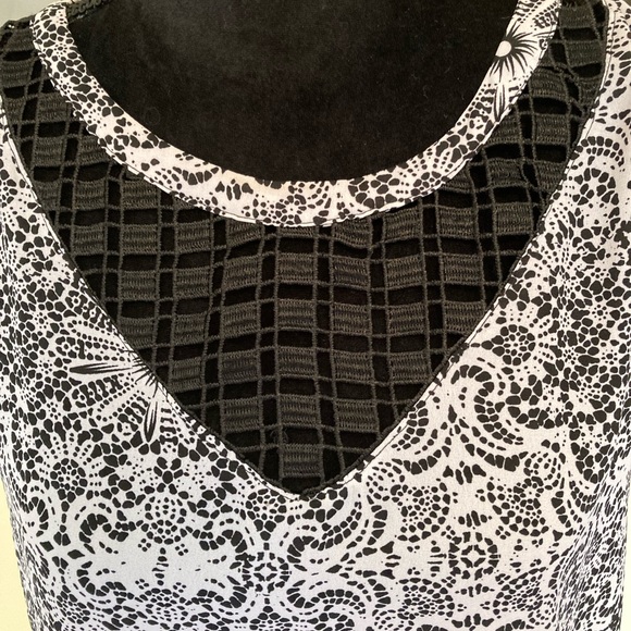 NY Collection Back/White Sleeveless Top - Picture 2 of 10